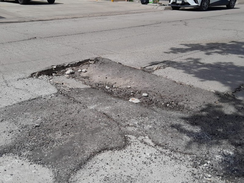 Colapsa bulevar 10 de Mayo: baches y grietas intransitables