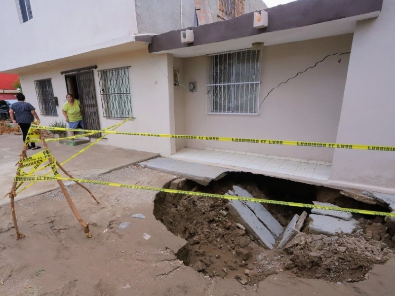 Colapsa calle y daña vivienda de familia en colonia Sahuaro