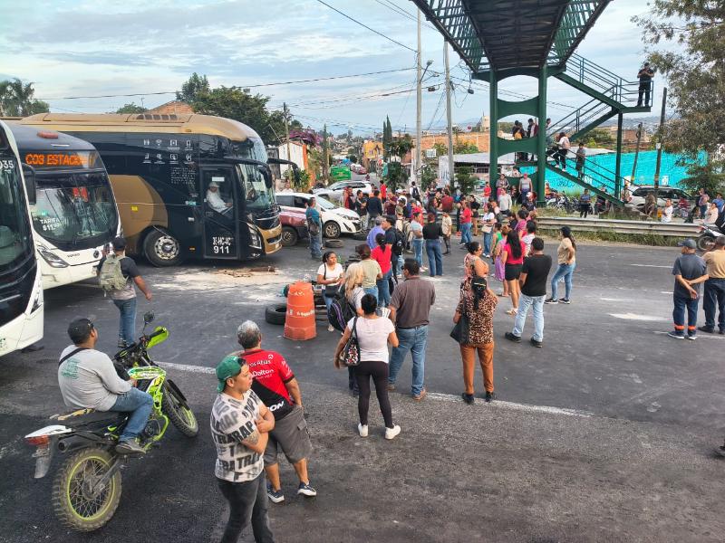 Colapsa carretera a Chapala por protesta ante falta de agua