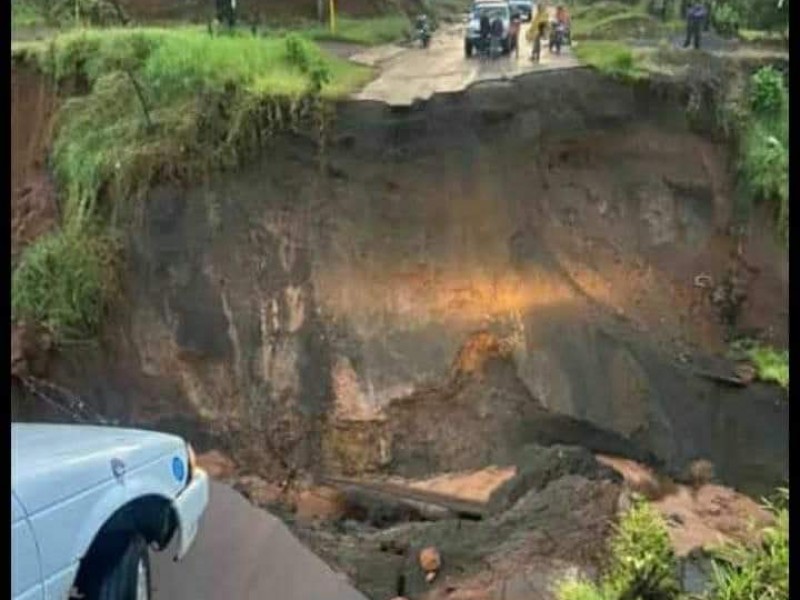 Colapsa carretera en Uruapan 