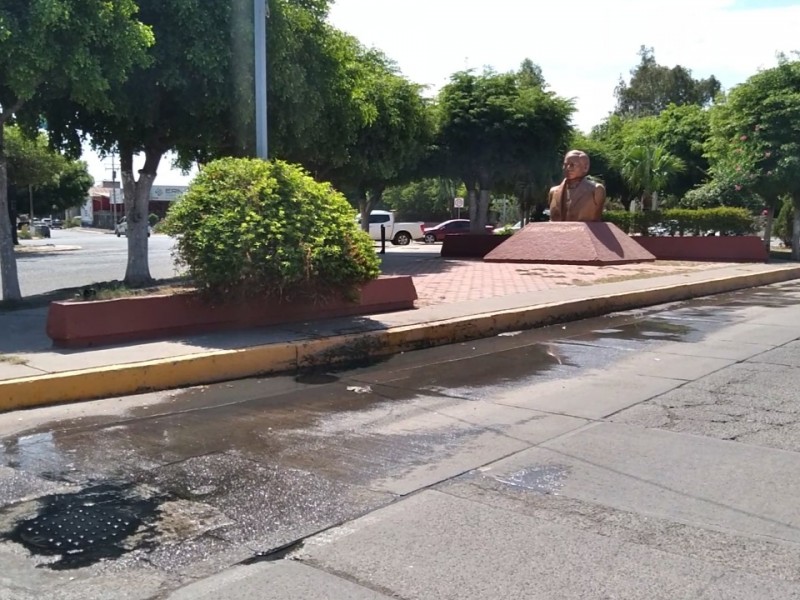 Colapsa drenaje sobre el bulevar Benito Juárez, ciudadanos urgen reparación