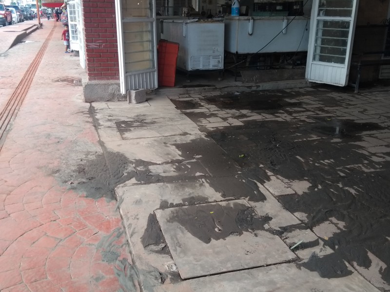 Colapsa drenaje en el mercado municipal de navojoa