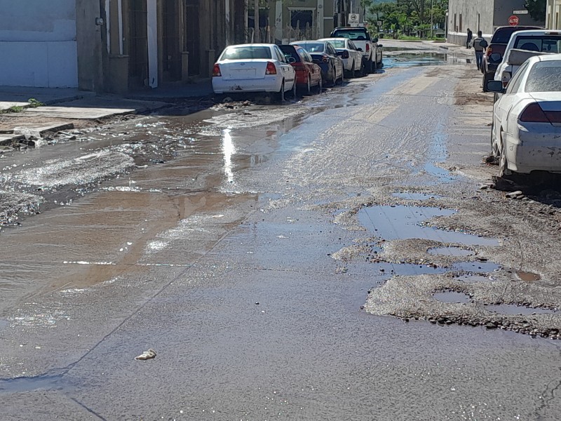 Colapsa drenaje en la calle 25; afecta a vecinos, escuelas y negocios