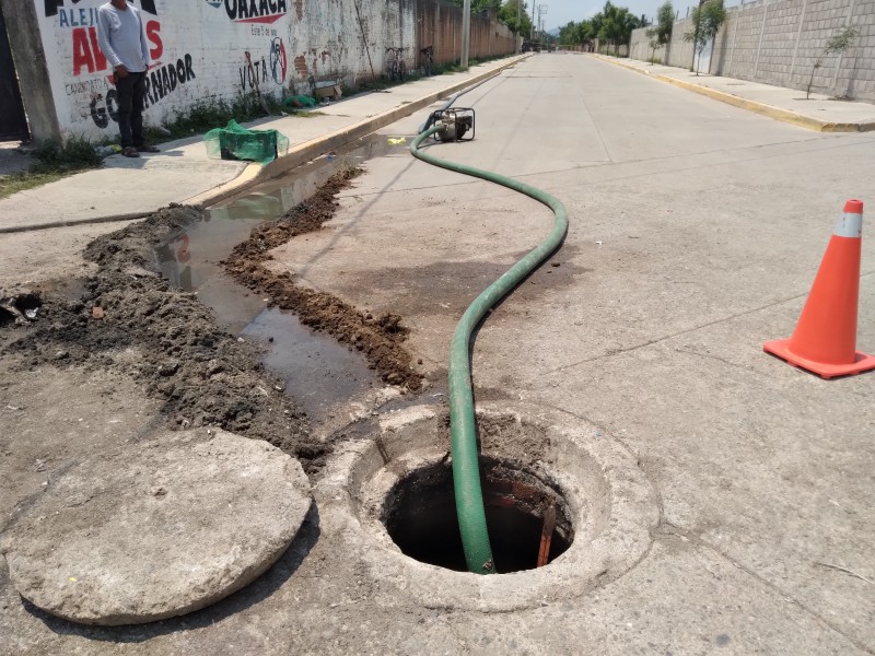 Colapsa drenaje en Mixtequilla, autoridades buscan respaldo del Gobierno Estatal