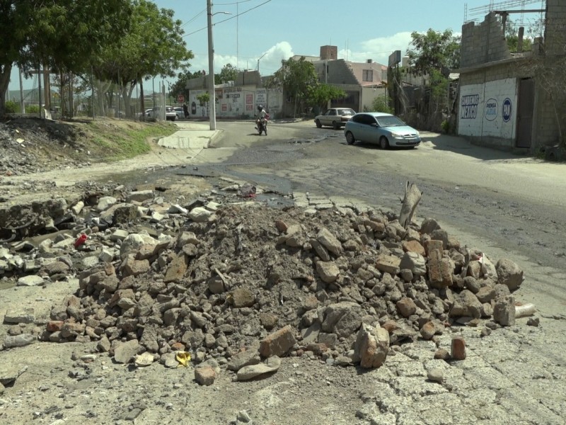 Colapsa drenaje y vado en colonia San Fernando