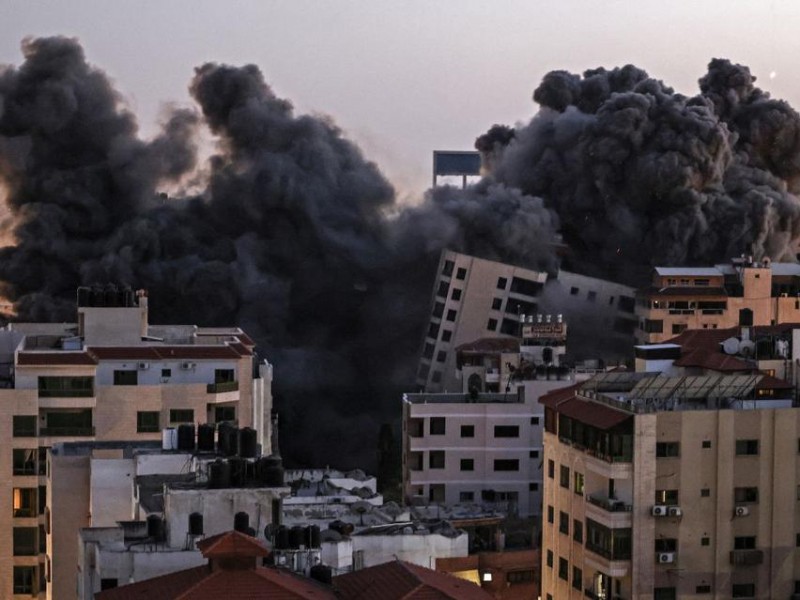 Colapsa edificio de 13 pisos en Gaza tras bombardeo