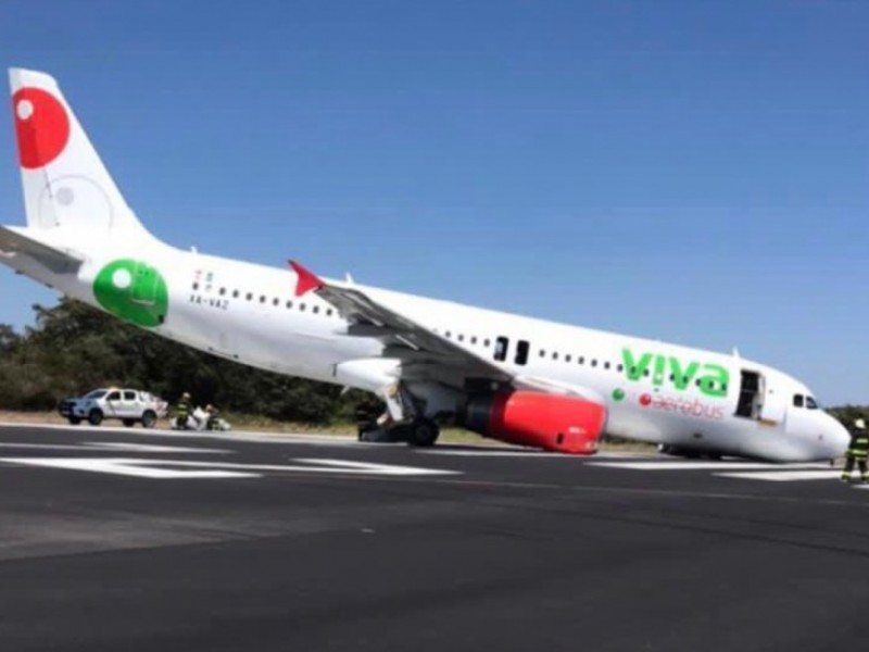 Colapsa en Puerto Vallarta tren de nariz en avión