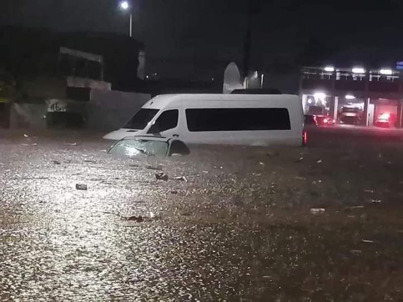 Colapsa infraestructura pluvial de Tepic con primera lluvia