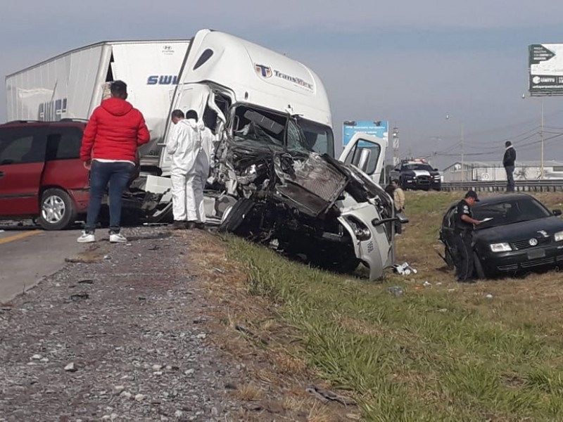 Colapsa la 57 por brutal accidente