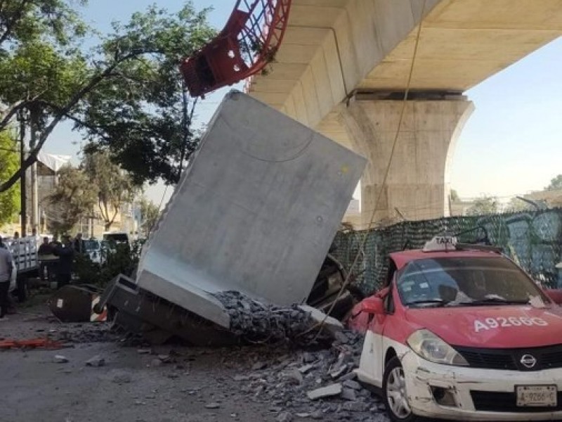 Cae sobre dos autos estructura del Tren interurbano México-Toluca