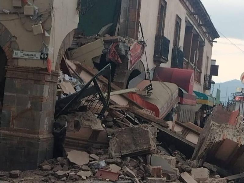 Colapsa parte de los portales del centro de Ixtlahuaca; no reportan lesionados