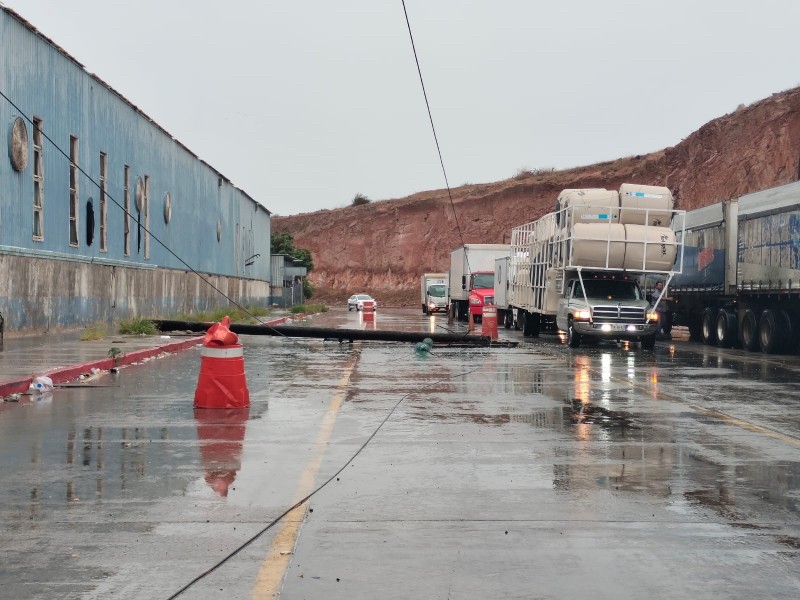 Colapsa poste de luz en carretera a Pichilingue por Lorena