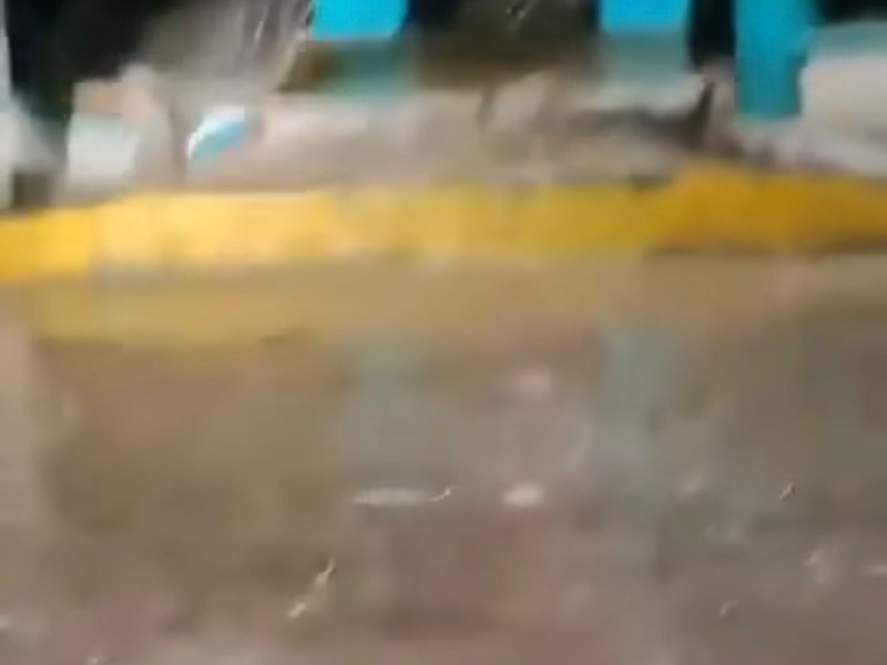 Colapsa puente colgante en Jalpan de Serra por creciente del río
