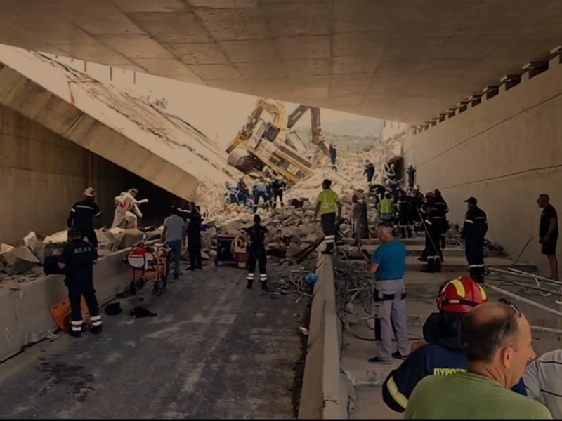 Colapsa puente en Grecia, 8 heridos y un muerto