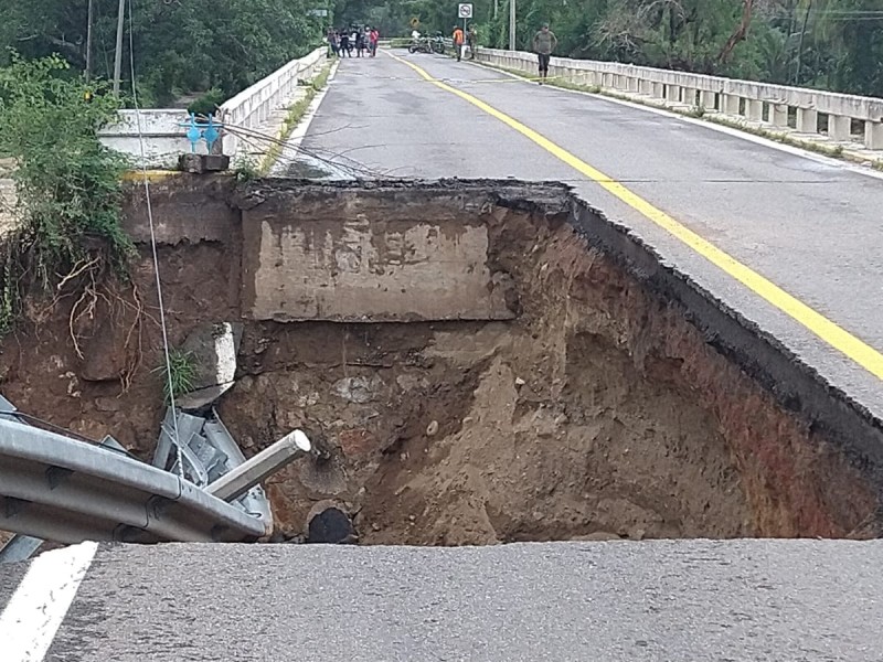 Colapsa puente en Petatlán; no hay paso en la Acapulco-Zihuatanejo