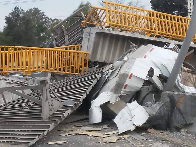 Colapsa puente peatonal en Apaseo