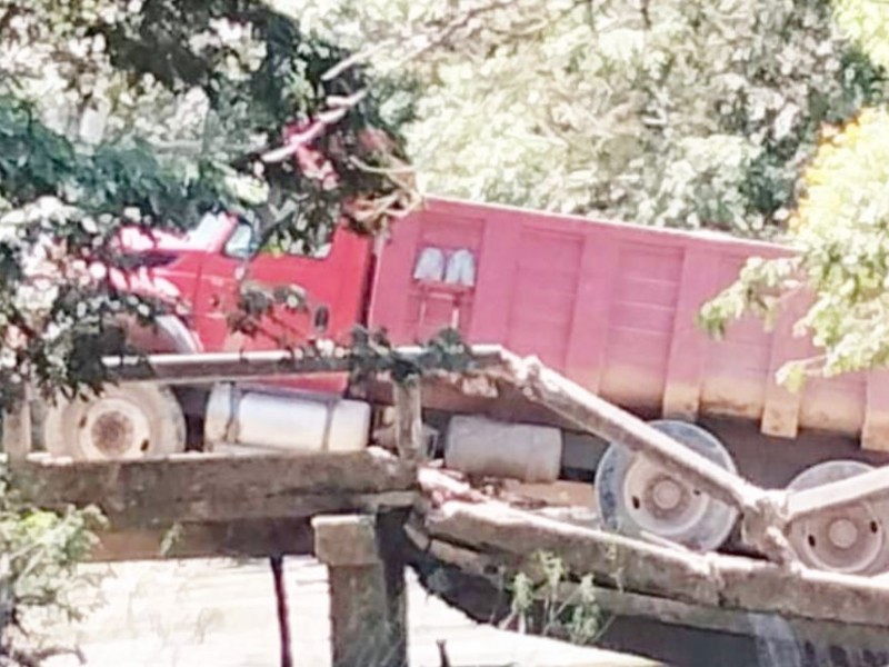 Colapsa Puente vehicular en sierra de Tecpan