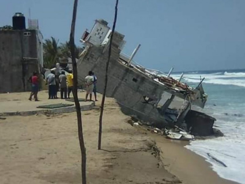 Colapsa restaurante en playa Ventura por mar de fondo