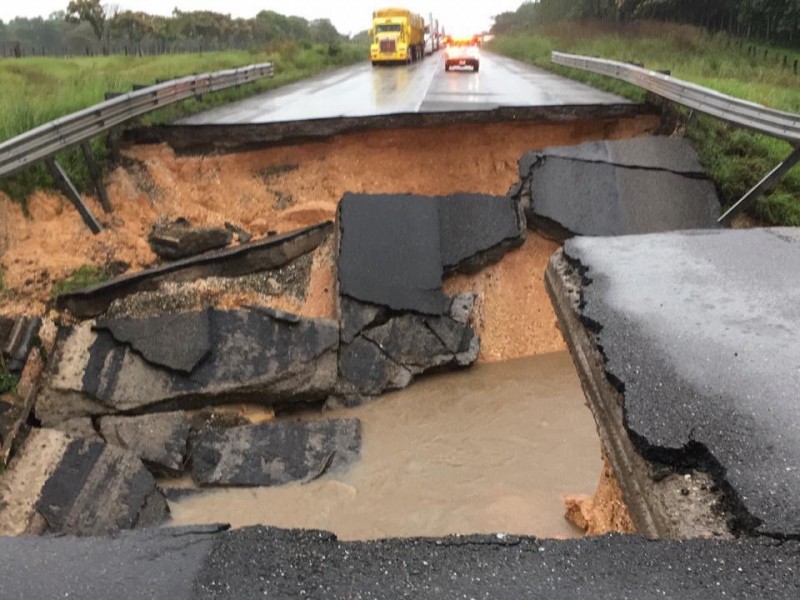 Colapsa supercarretera que conecta Veracruz y Chiapas