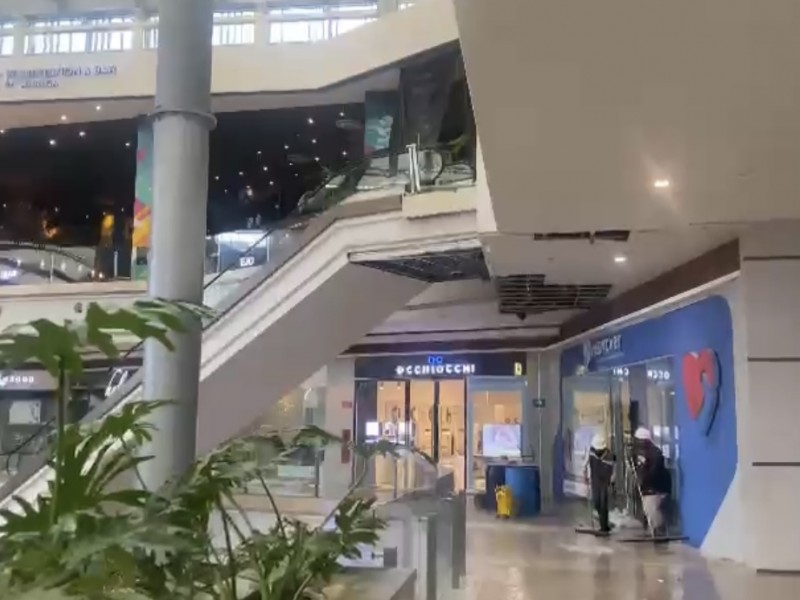 Colapsa techo de plaza comercial en San Pedro, Nuevo León