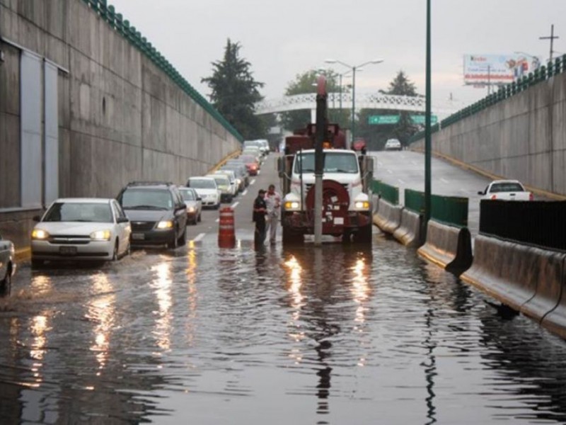 Colapsa Toluca por fuerte lluvia
