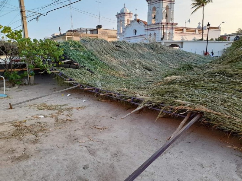 Colapsa tradicional enramada en Tehuantepec previo a fiesta patronal