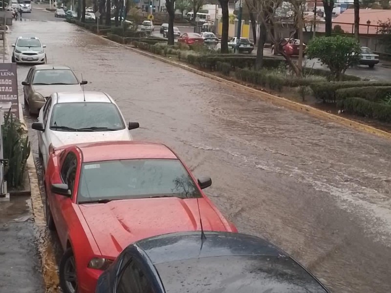 Colapsa tubería en la Av. Xalapa e inunda la vialidad