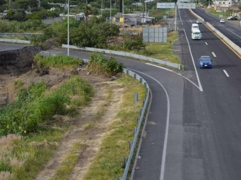 Colapsa vialidad tras socavón en la Izúcar-Atlixco