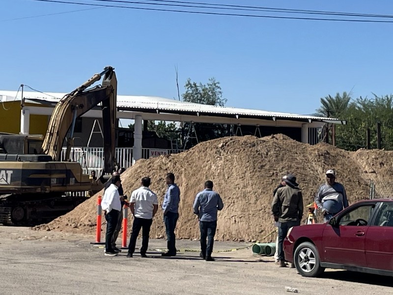 Colapsa zanja de drenaje y deja un trabajador sin vida en SLRC