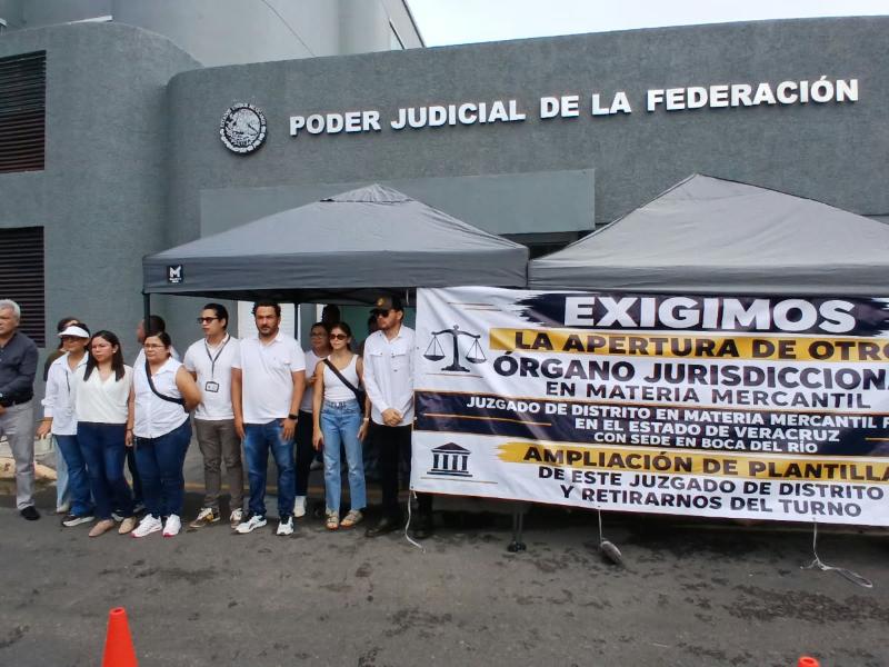 Colapsados por la carga laboral, trabajadores encadenan puerta de juzgado