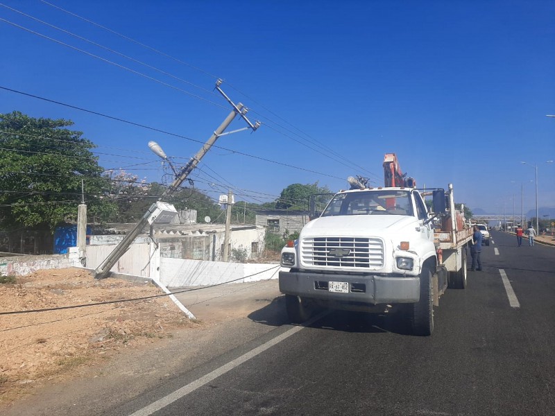 Colapsan 4 postes por accidente vial en Tehuantepec