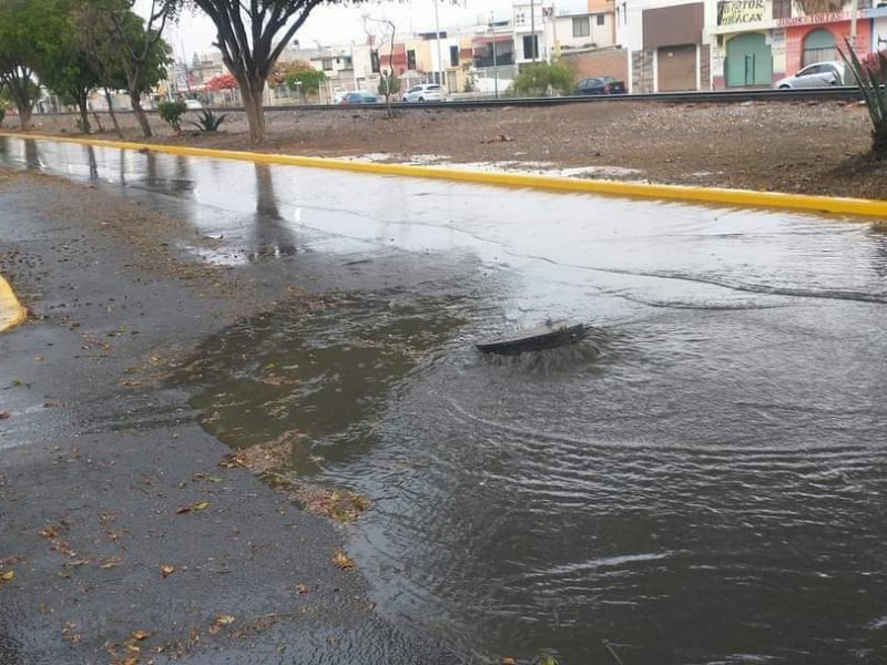Colapsan drenajes en Vía Puebla pese a obra nueva