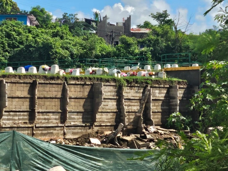 Colapsan tumbas en panteón de Gayosso de Acapulco