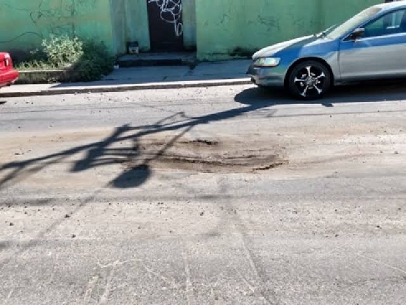 Colapso de drenaje causó bache en calle fresno