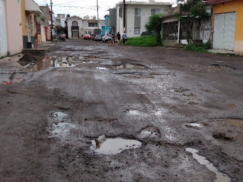 Colapso de drenaje y transporte destruyeron calle