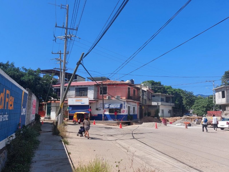 Colapso de postes ponen en riesgo a ciudadanos en Tehuantepec