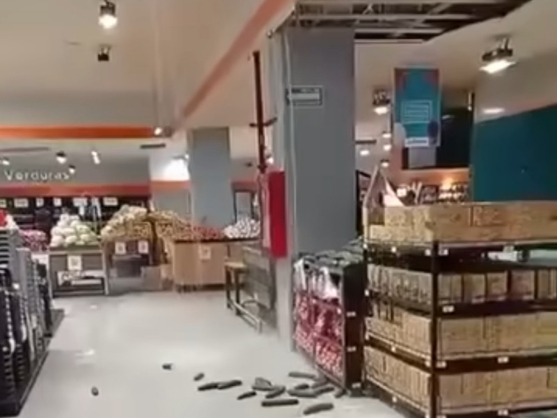 Colapso parcial de techo de supermercado por intensas lluvias en La Paz