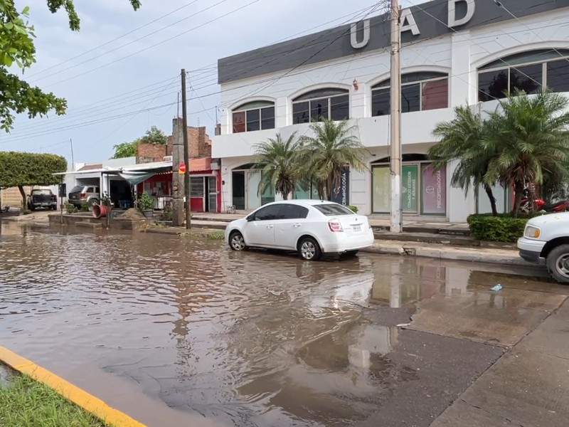 Colapso pluvial afecta a estudiantes de la UAD-Guasave