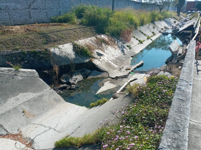 Colapsó una sección de pared del canal 