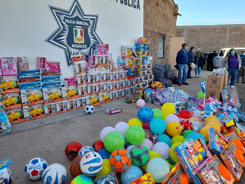 Colectan policías 400 regalos para niños en ésta Navidad