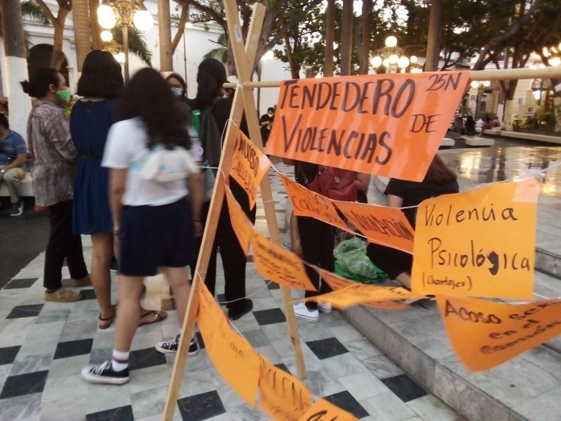 Colectiva feminista instala tendedero de la violencia