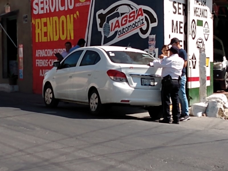 Colectiva impacta a auto dejando daños materiales