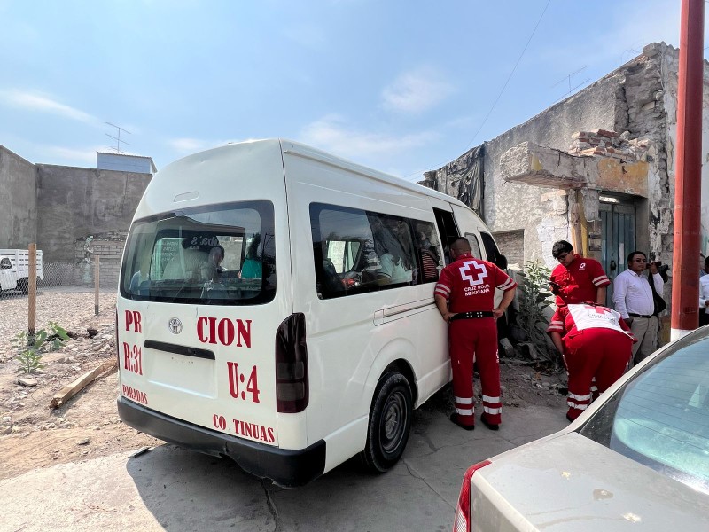 Colectiva sin frenos se impacta contra casa