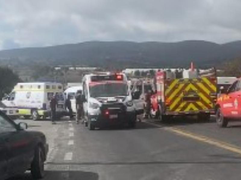 Colectiva y camioneta se impactaron de frente en Cañada Morelos