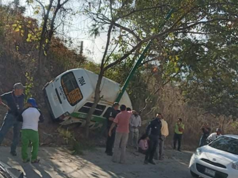 Colectivo pierde los frenos y choca en matorrales deja 5 heridos