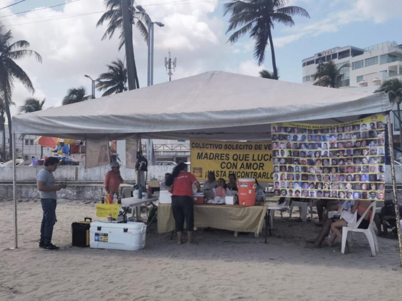 Colectivo Solecito vende comida en playa de Veracruz