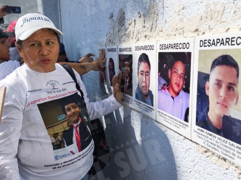 Colectivos colocan rostros de desaparecidos con cemento en Fiscalía