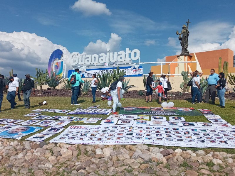 Colectivos de desaparecidos participan en mitin pacifico en Guanajuato