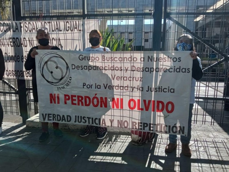 Colectivos de desaparecidos se manifiestan en Congreso del Estado