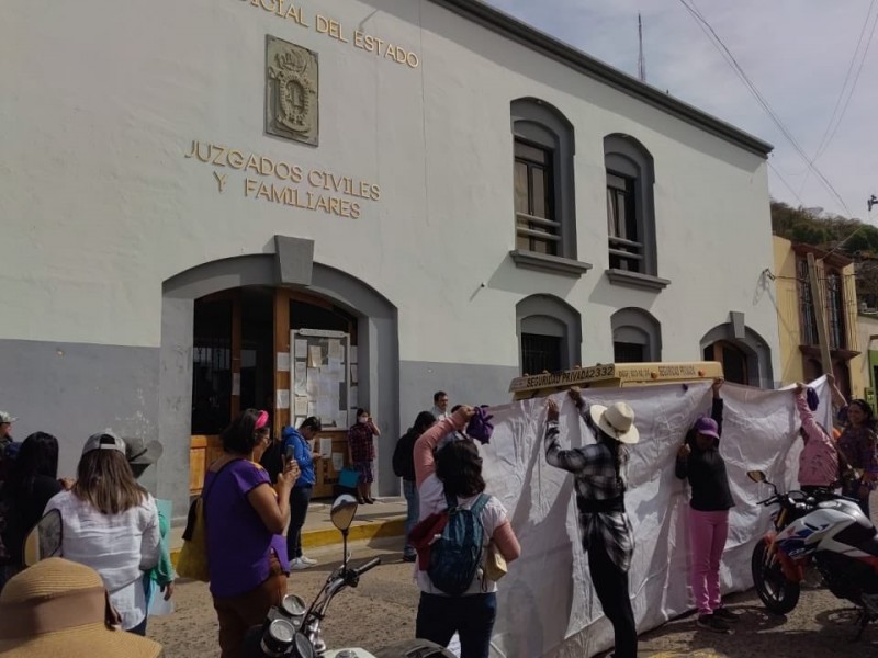 Colectivos feministas denuncian a jueza por cubrir violencia vicaria